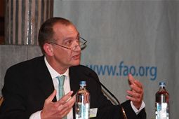 Dil Peeling gives his welcoming remarks 